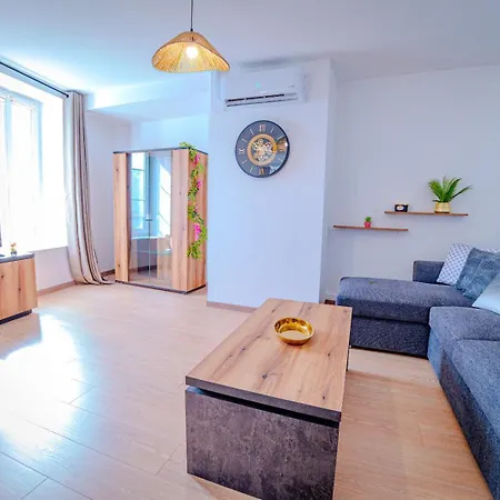 Temple Jacquesson - Gare - Centre - Wifi Rapide Et Streaming - Parking Gratuit - Check In 24h - Climatisation - Ideal Pros - Cour Privee - Barbecue شقة شالو أو شُمْبانيِ